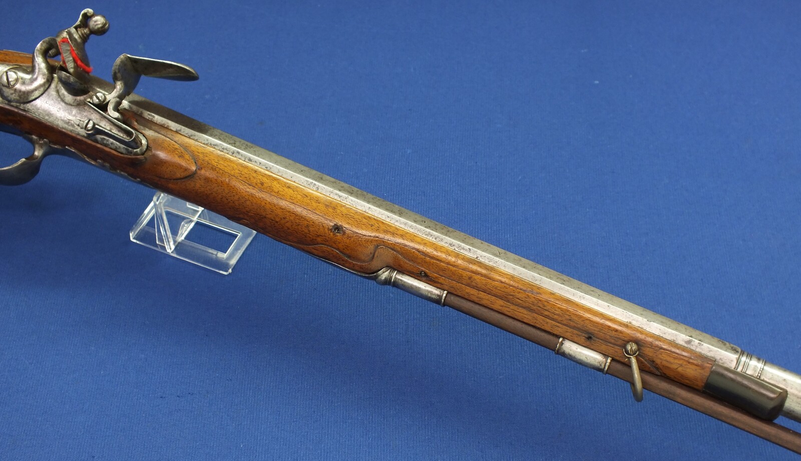 An antique German Flintlock sporting Gun circa 1690-1710 made by Hans (Johann) von der Steinweg in München. Caliber 17mm smooth. Length 145cm. In very good condition. Price 3.100 euro