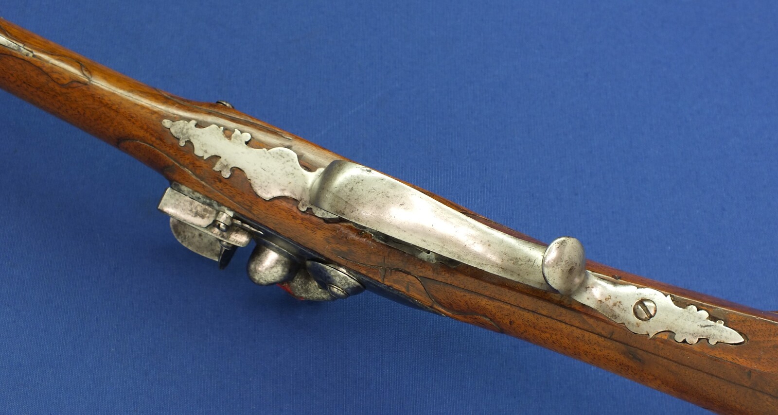 An antique German Flintlock sporting Gun circa 1690-1710 made by Hans (Johann) von der Steinweg in München. Caliber 17mm smooth. Length 145cm. In very good condition. Price 3.100 euro