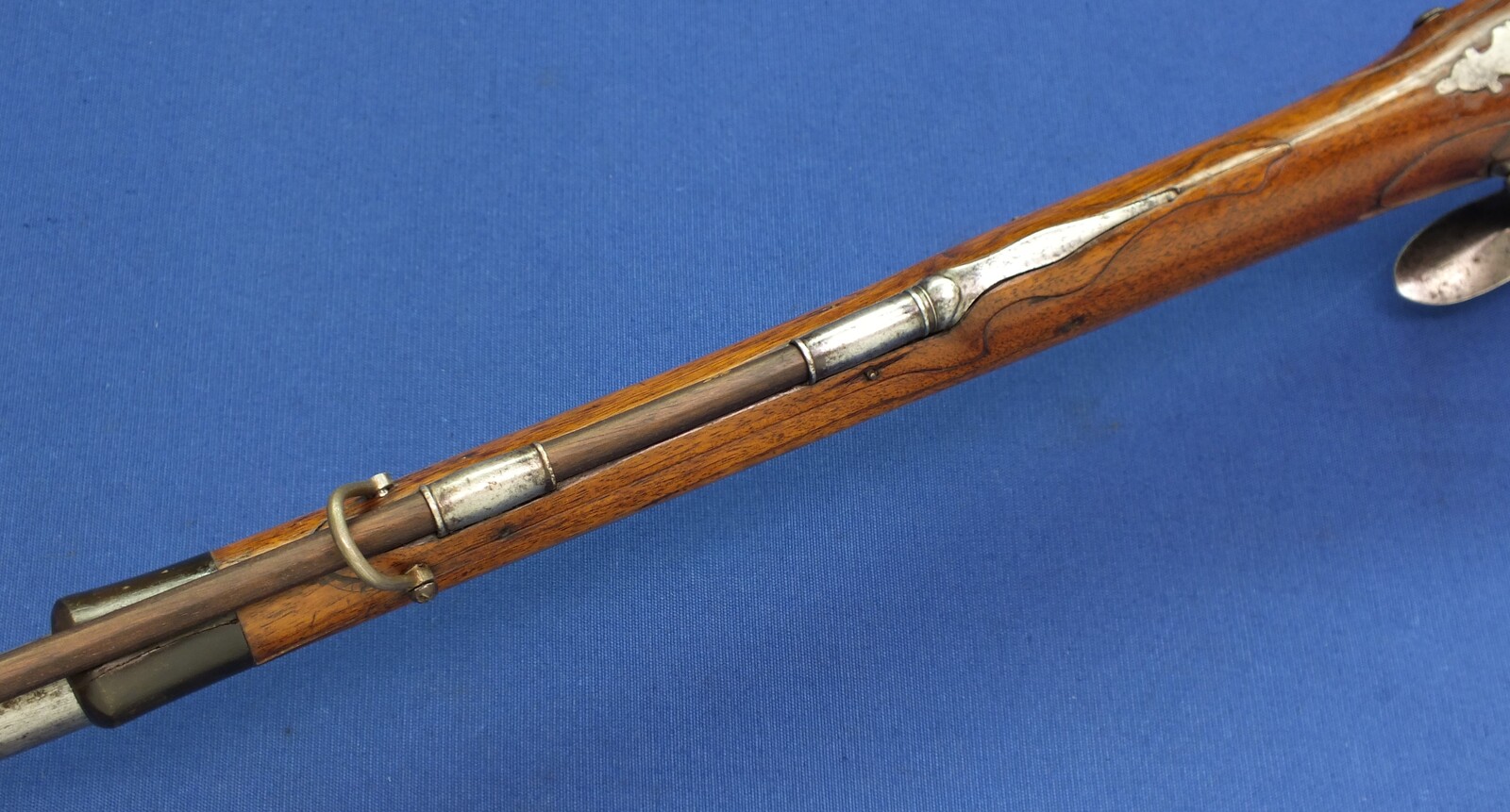 An antique German Flintlock sporting Gun circa 1690-1710 made by Hans (Johann) von der Steinweg in München. Caliber 17mm smooth. Length 145cm. In very good condition. Price 3.100 euro
