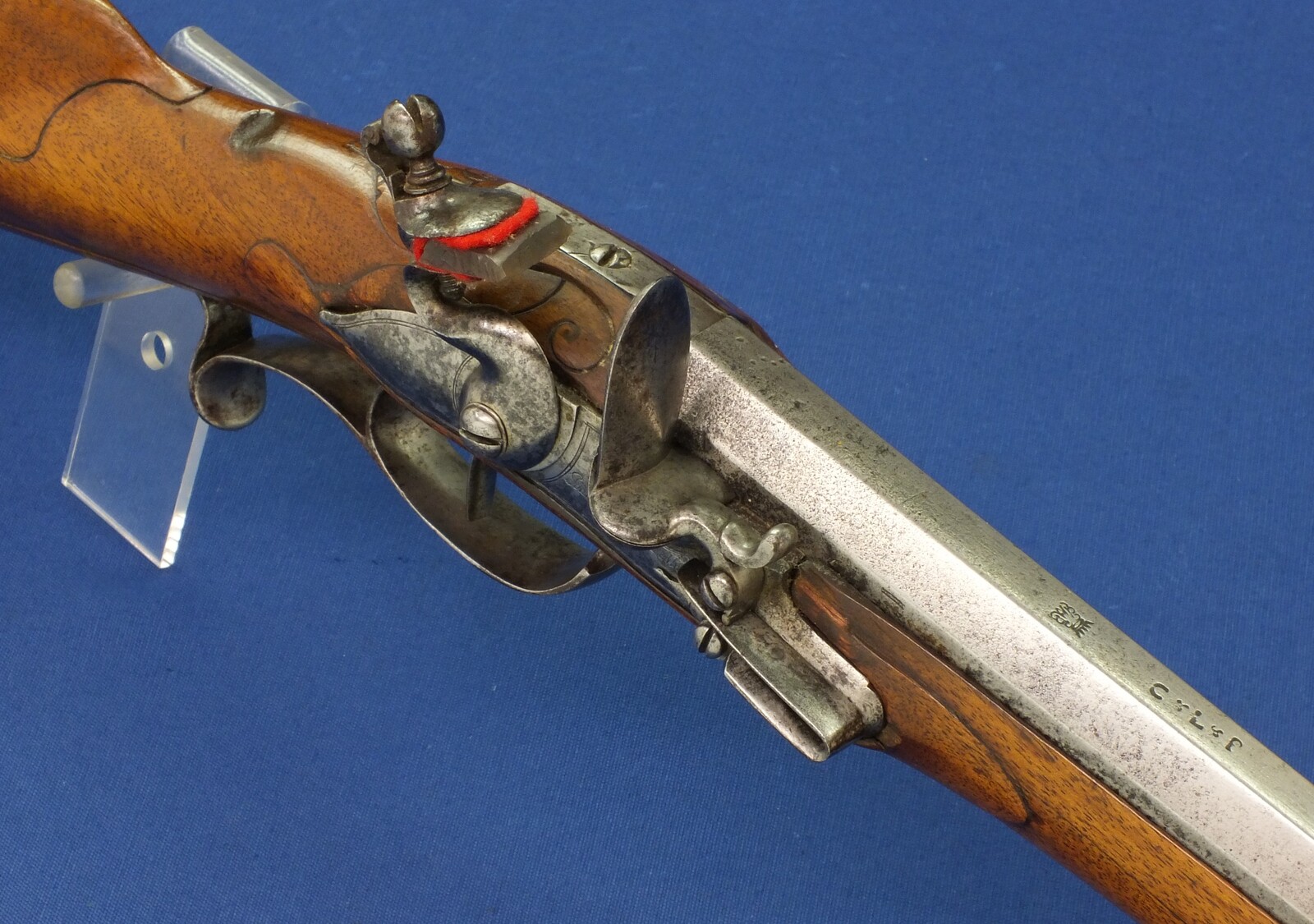 An antique German Flintlock sporting Gun circa 1690-1710 made by Hans (Johann) von der Steinweg in München. Caliber 17mm smooth. Length 145cm. In very good condition. Price 3.100 euro