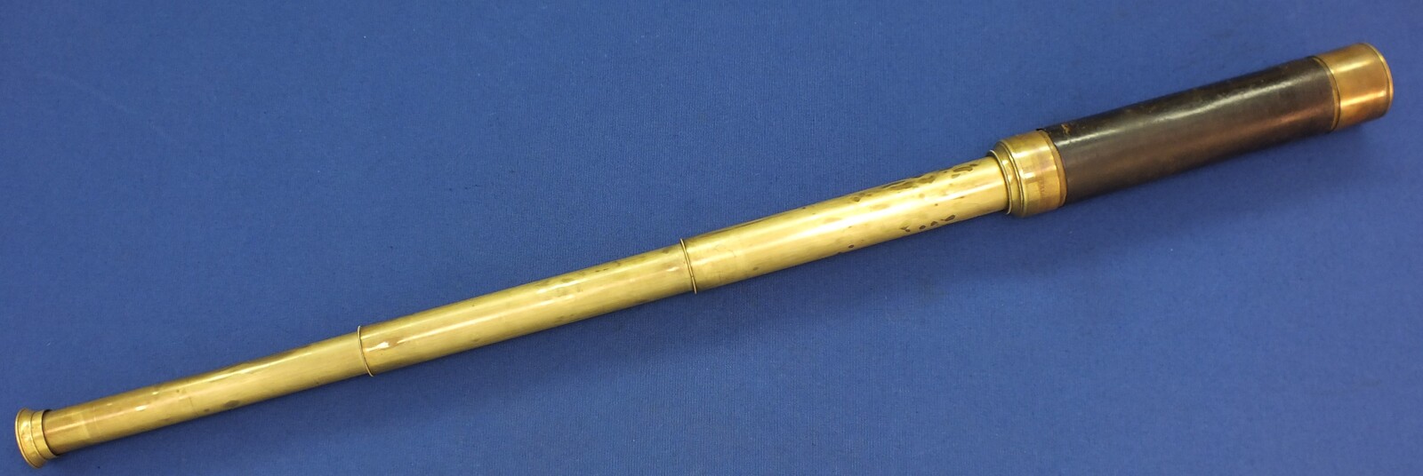 An Antique Scottish Salom & Co., Edinburgh, 3 drawer Reconnoiterer Telescope with Leather carrying case. Full length 81cm. Diameter 5cm. In very good condition. 