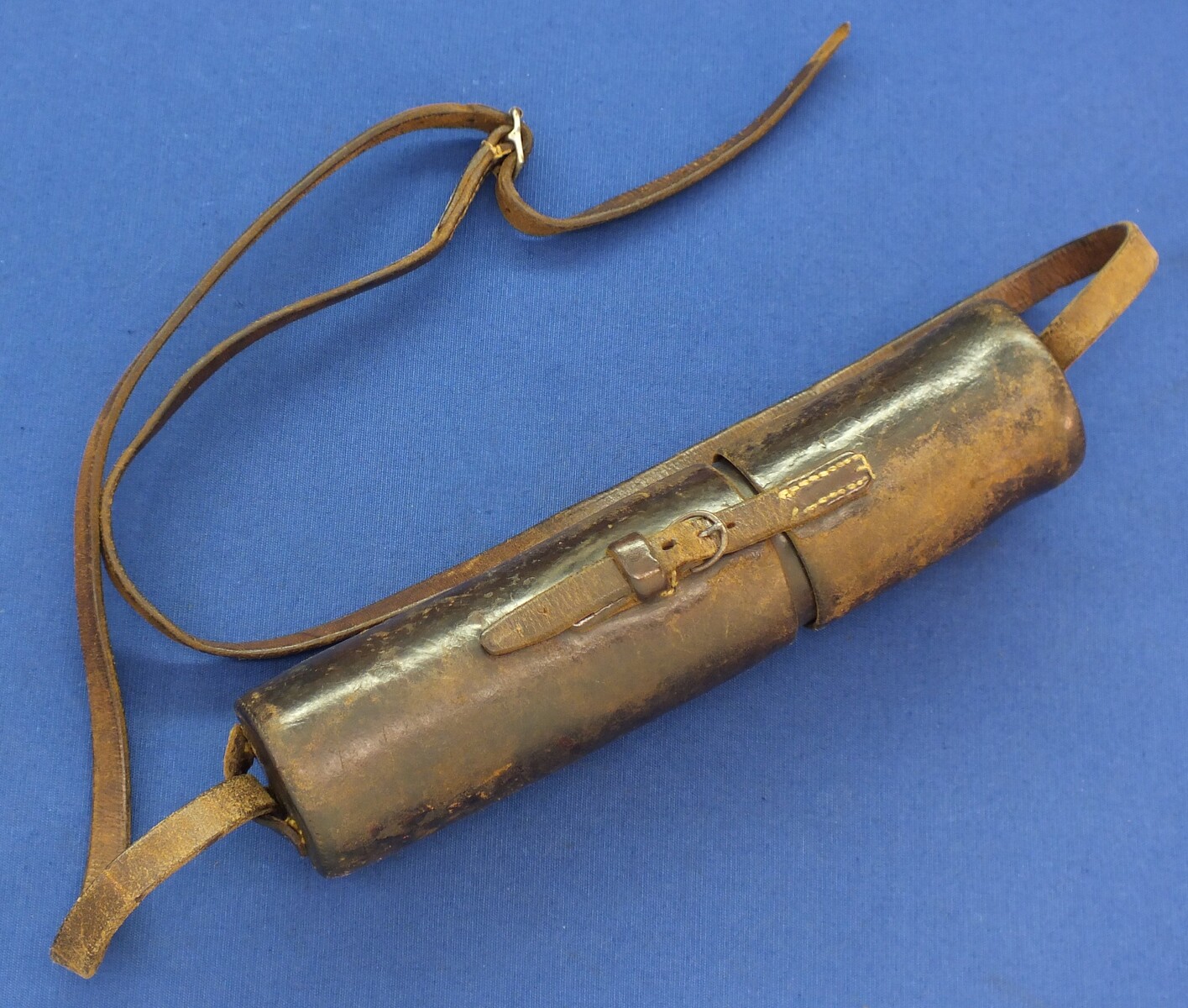 An Antique Scottish Salom & Co., Edinburgh, 3 drawer Reconnoiterer Telescope with Leather carrying case. Full length 81cm. Diameter 5cm. In very good condition. 