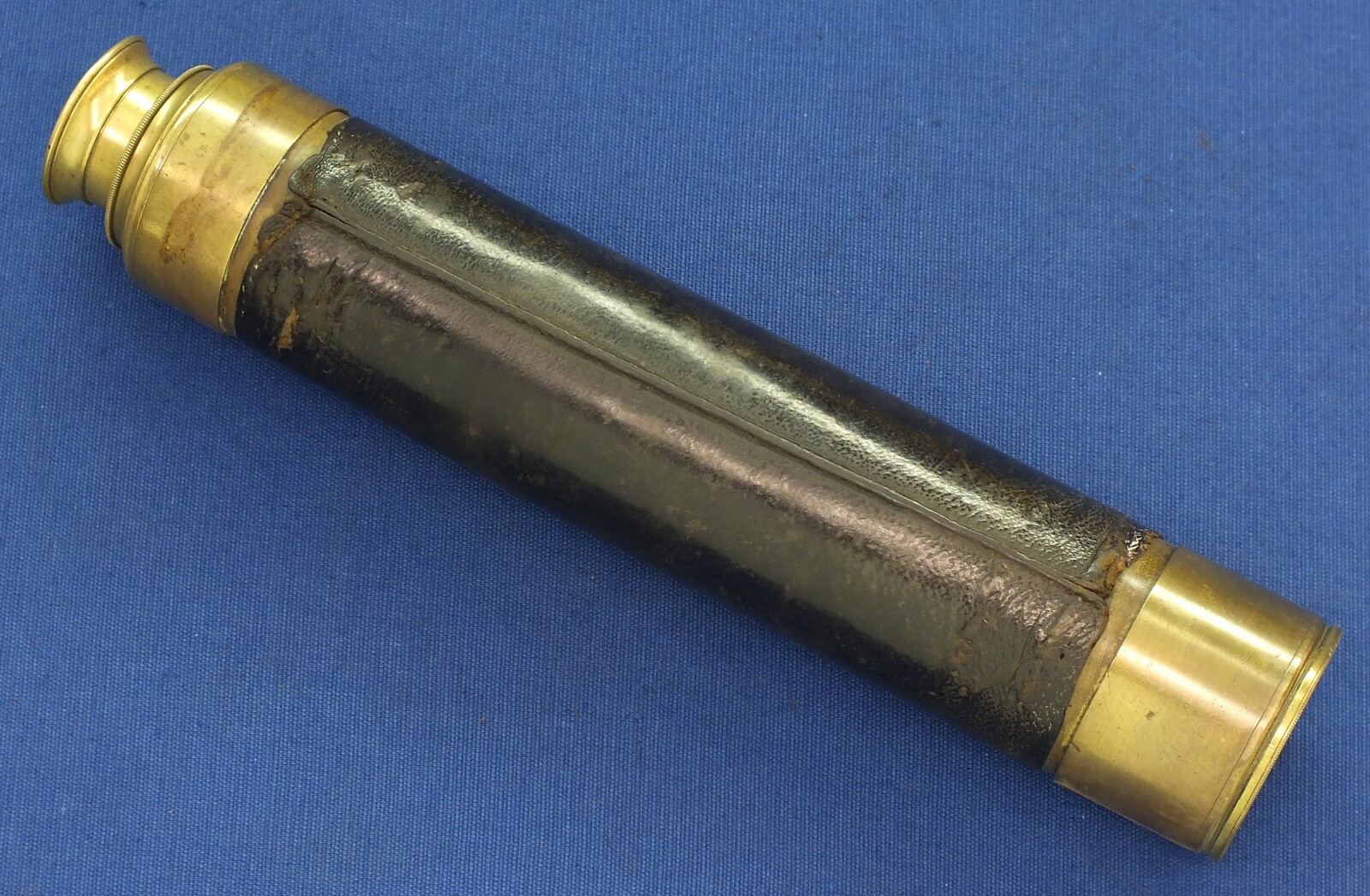 An Antique Scottish Salom & Co., Edinburgh, 3 drawer Reconnoiterer Telescope with Leather carrying case. Full length 81cm. Diameter 5cm. In very good condition. 