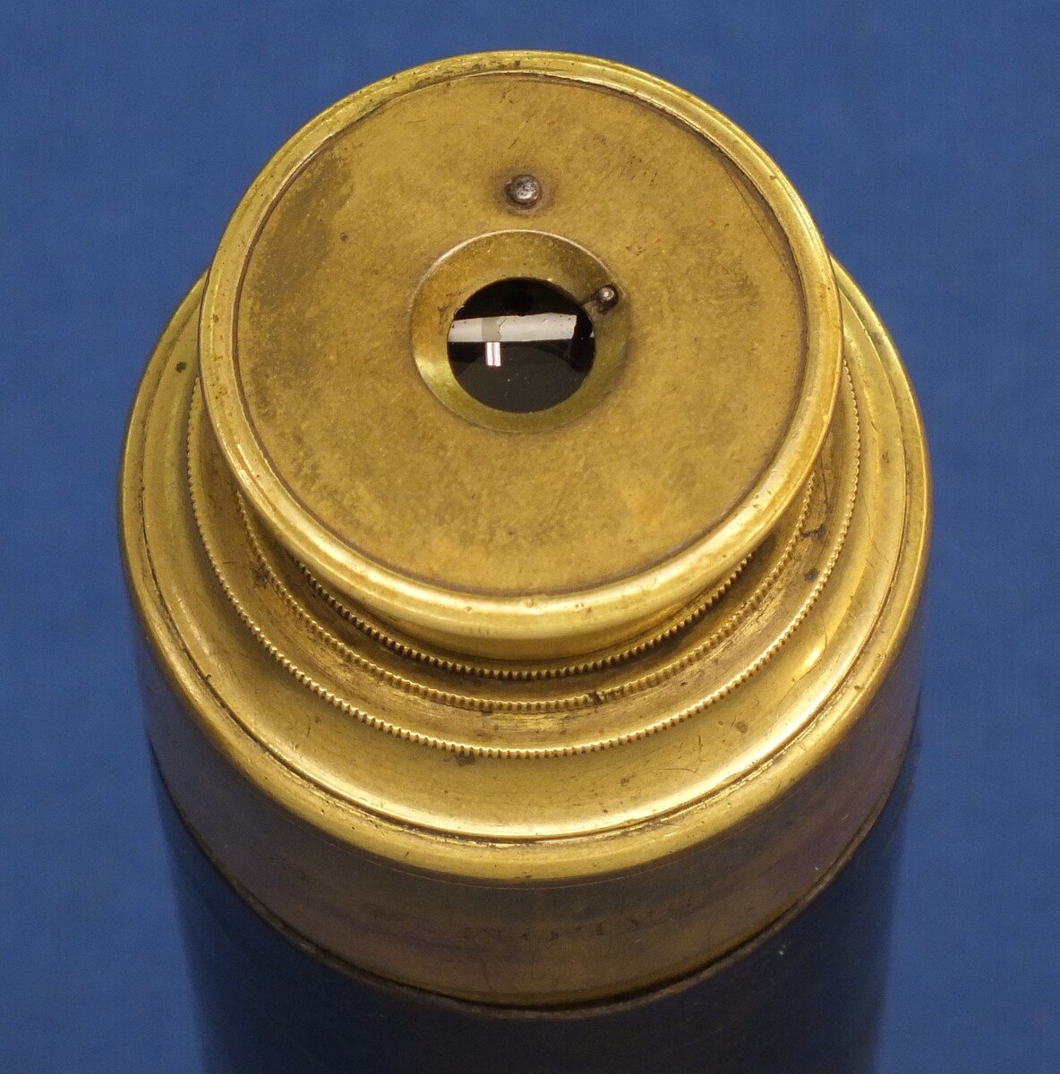 An Antique Scottish Salom & Co., Edinburgh, 3 drawer Reconnoiterer Telescope with Leather carrying case. Full length 81cm. Diameter 5cm. In very good condition. 