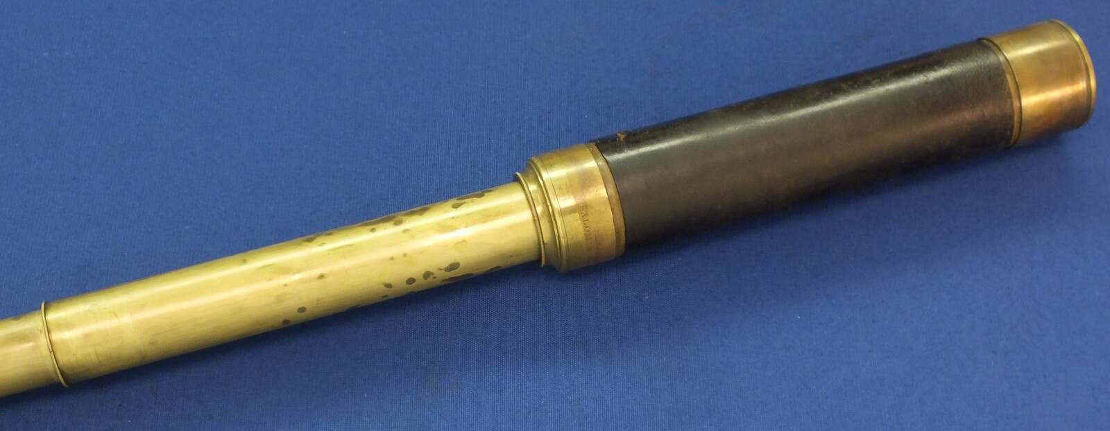 An Antique Scottish Salom & Co., Edinburgh, 3 drawer Reconnoiterer Telescope with Leather carrying case. Full length 81cm. Diameter 5cm. In very good condition. 