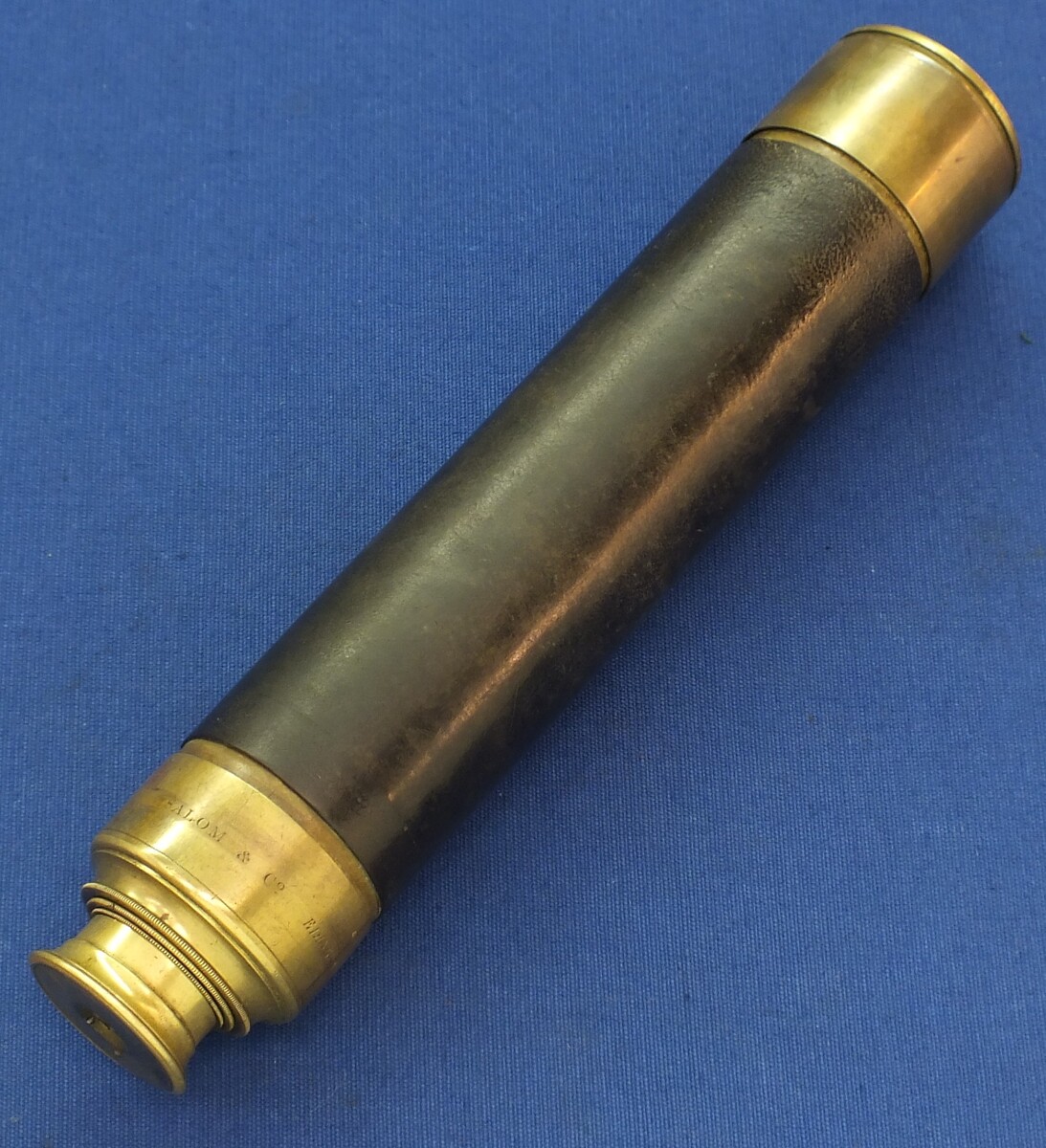 An Antique Scottish Salom & Co., Edinburgh, 3 drawer Reconnoiterer Telescope with Leather carrying case. Full length 81cm. Diameter 5cm. In very good condition. 