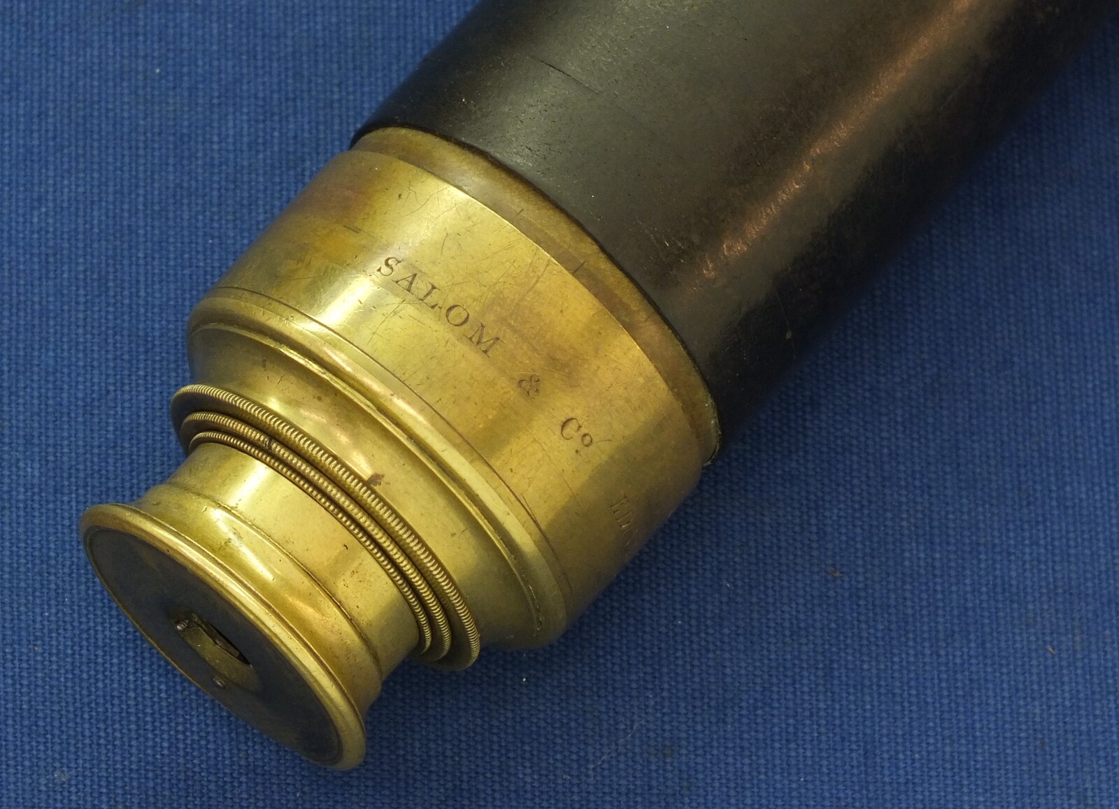 An Antique Scottish Salom & Co., Edinburgh, 3 drawer Reconnoiterer Telescope with Leather carrying case. Full length 81cm. Diameter 5cm. In very good condition. 