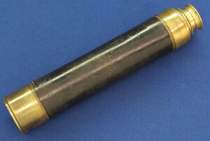 An Antique Scottish Salom & Co., Edinburgh, 3 drawer Reconnoiterer Telescope with Leather carrying case. Full length 81cm. Diameter 5cm. In very good condition. Price 150 euro.