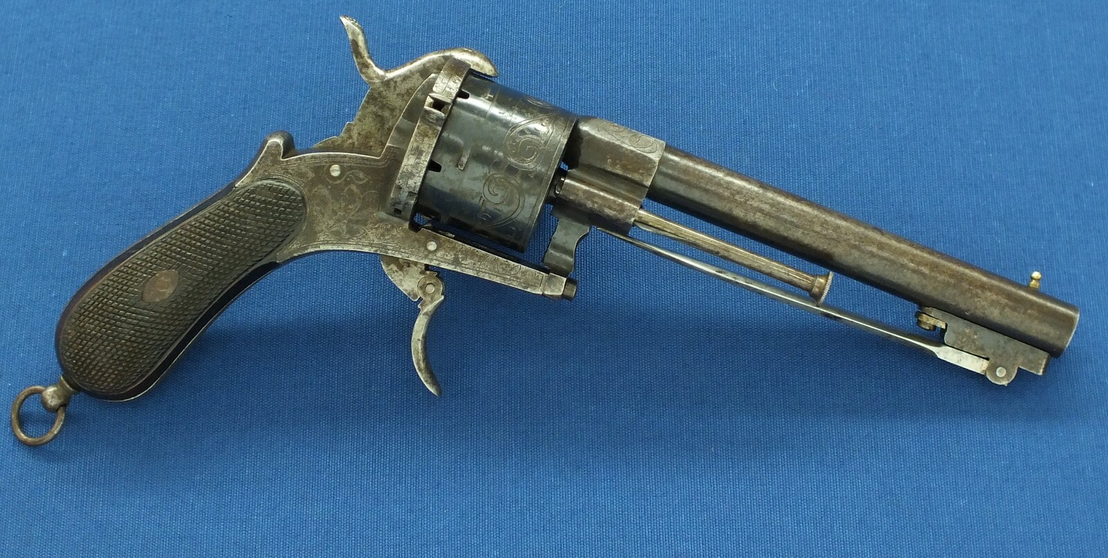 An antique Spanish Lefaucheux type 6 shot Pinfire Revolver with Folding Knife. Signed; Fa DE SERBANDO ORTEGA VITORIA. 12mm Caliber. Length 30cm. In very good condition. Price 950 euro.