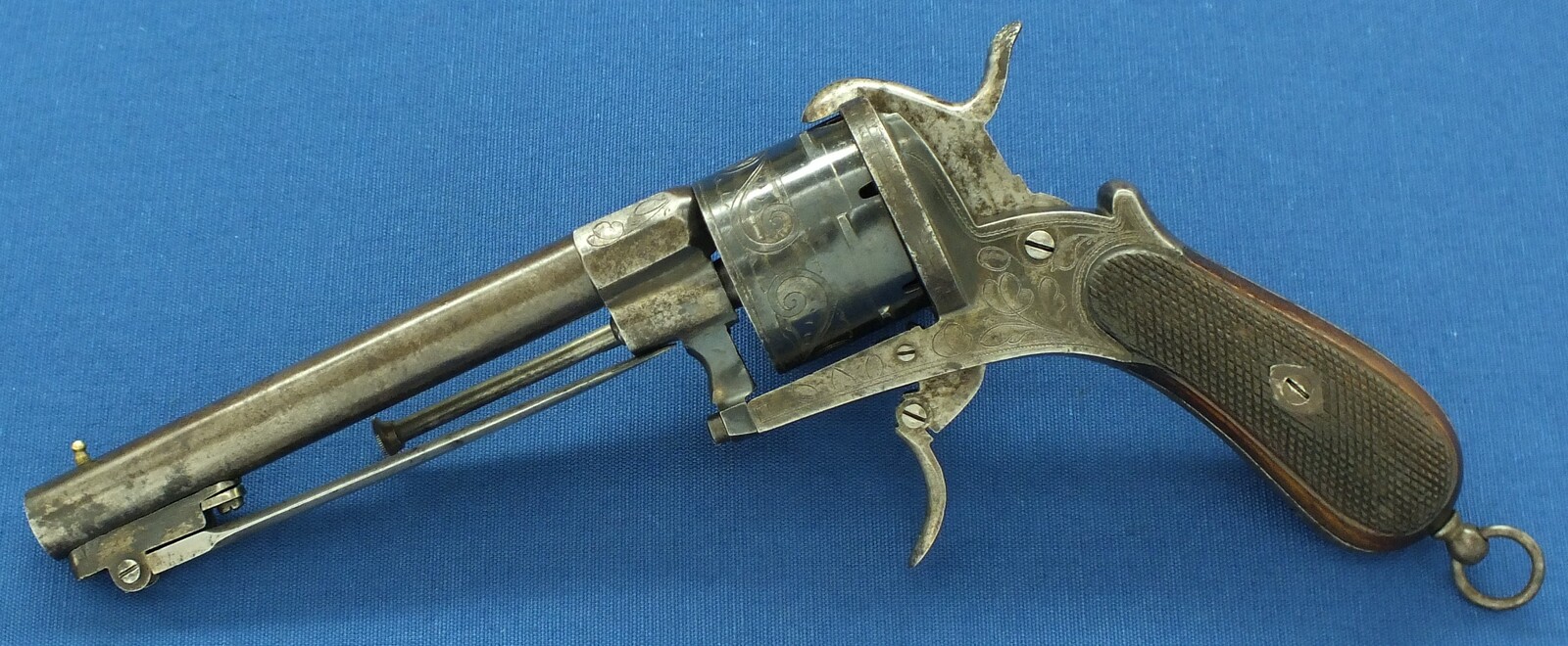 An antique Spanish Lefaucheux type 6 shot Pinfire Revolver with Folding Knife. Signed; Fa DE SERBANDO ORTEGA VITORIA. 12mm Caliber. Length 30cm. In very good condition. Price 950 euro.