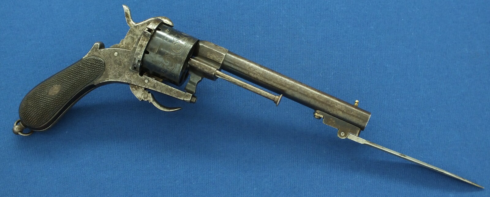 An antique Spanish Lefaucheux type 6 shot Pinfire Revolver with Folding Knife. Signed; Fa DE SERBANDO ORTEGA VITORIA. 12mm Caliber. Length 30cm. In very good condition. Price 950 euro.