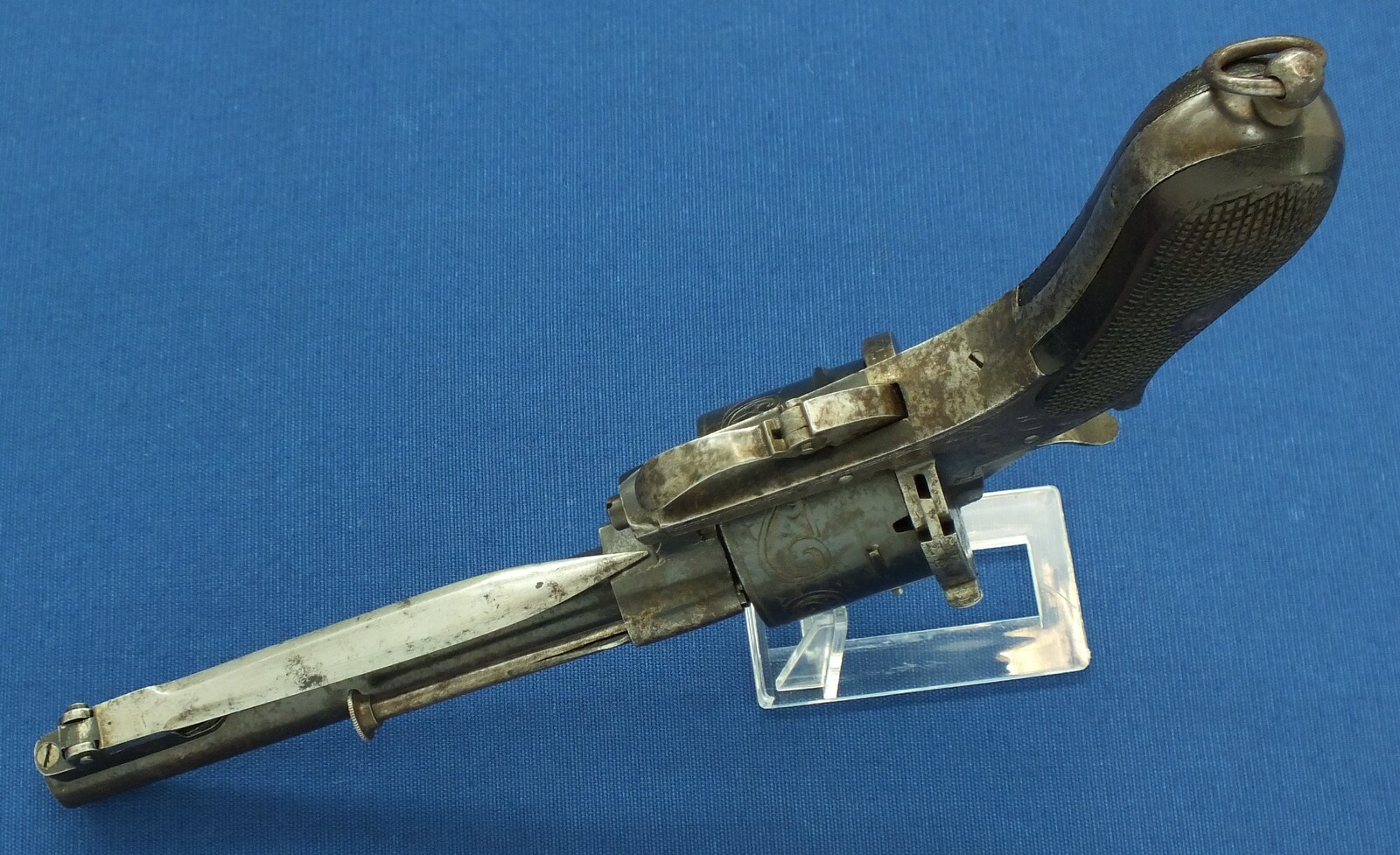 An antique Spanish Lefaucheux type 6 shot Pinfire Revolver with Folding Knife. Signed; Fa DE SERBANDO ORTEGA VITORIA. 12mm Caliber. Length 30cm. In very good condition. Price 950 euro.