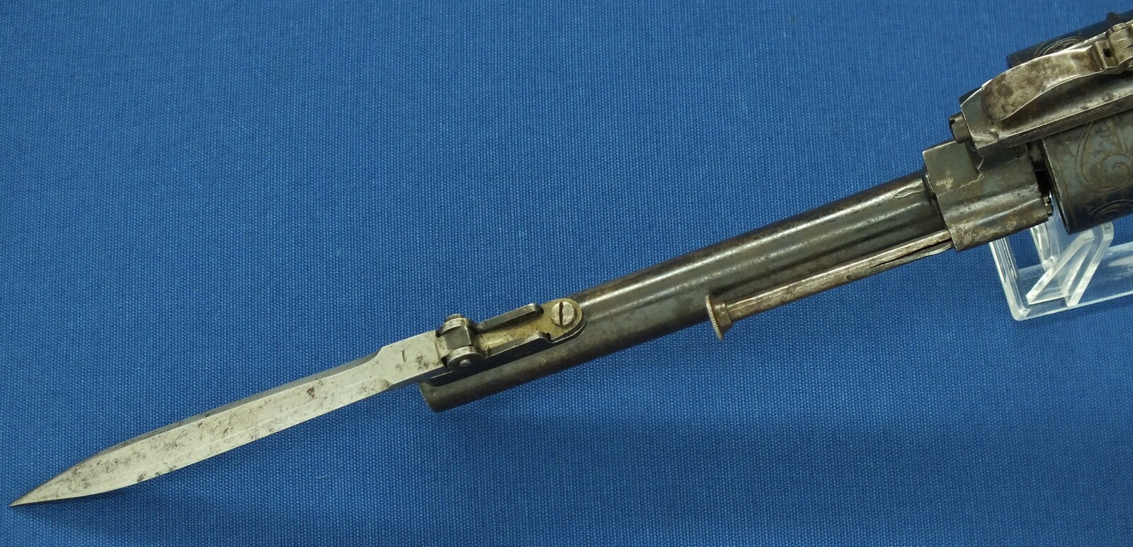 An antique Spanish Lefaucheux type 6 shot Pinfire Revolver with Folding Knife. Signed; Fa DE SERBANDO ORTEGA VITORIA. 12mm Caliber. Length 30cm. In very good condition. Price 950 euro.