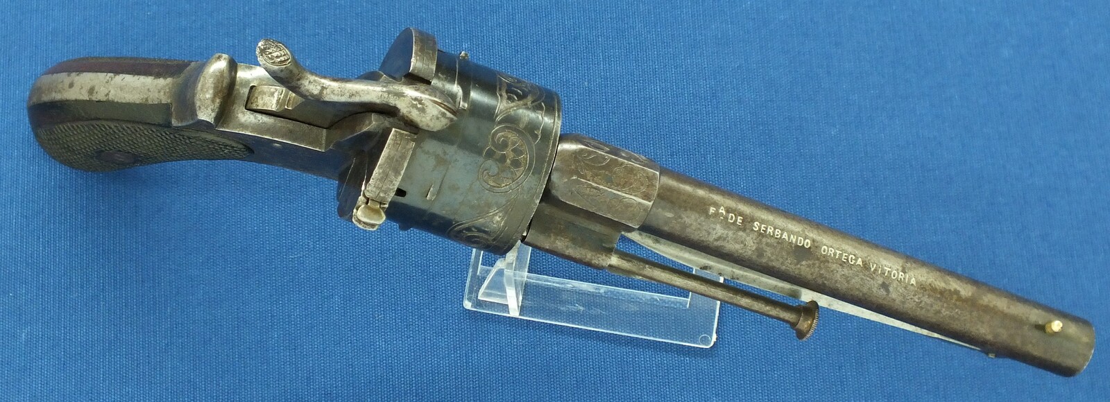 An antique Spanish Lefaucheux type 6 shot Pinfire Revolver with Folding Knife. Signed; Fa DE SERBANDO ORTEGA VITORIA. 12mm Caliber. Length 30cm. In very good condition. Price 950 euro.