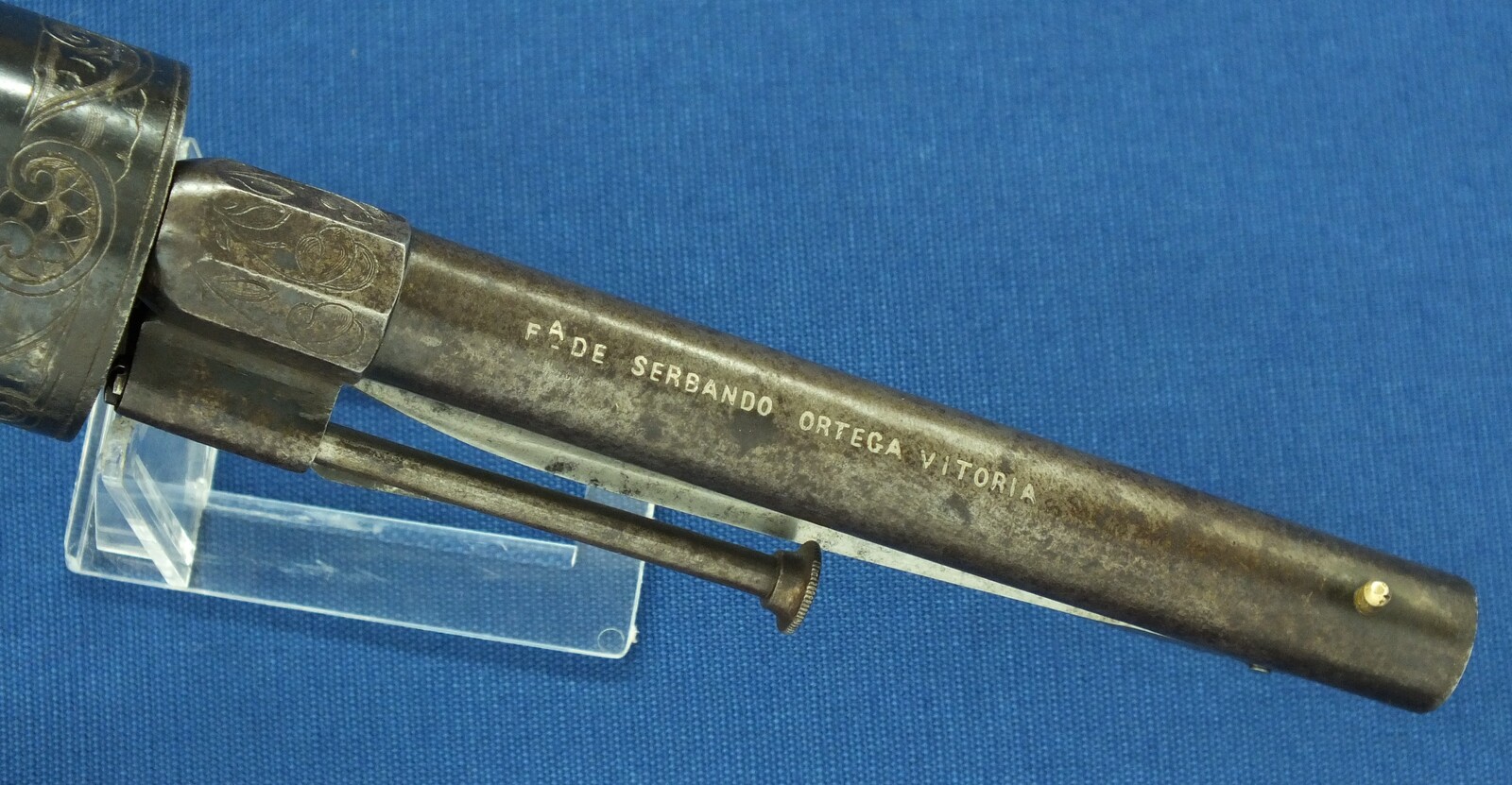 An antique Spanish Lefaucheux type 6 shot Pinfire Revolver with Folding Knife. Signed; Fa DE SERBANDO ORTEGA VITORIA. 12mm Caliber. Length 30cm. In very good condition. Price 950 euro.