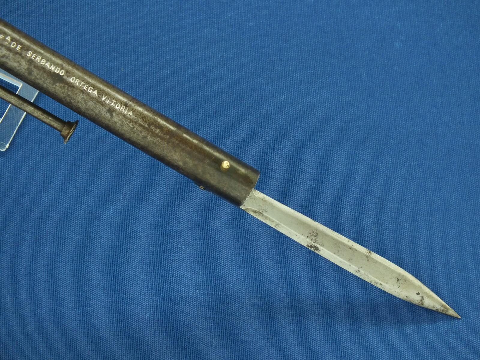 An antique Spanish Lefaucheux type 6 shot Pinfire Revolver with Folding Knife. Signed; Fa DE SERBANDO ORTEGA VITORIA. 12mm Caliber. Length 30cm. In very good condition. Price 950 euro.