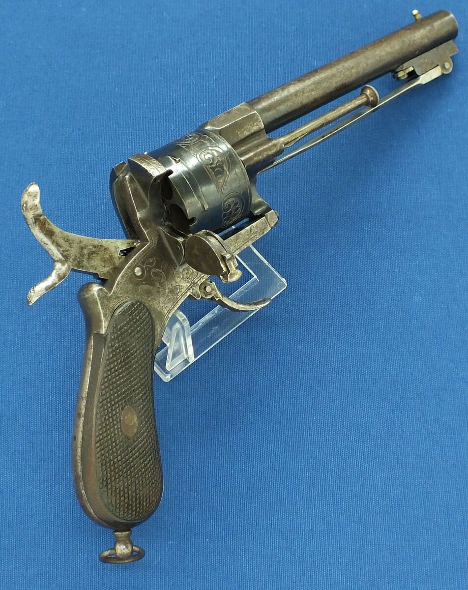 An antique Spanish Lefaucheux type 6 shot Pinfire Revolver with Folding Knife. Signed; Fa DE SERBANDO ORTEGA VITORIA. 12mm Caliber. Length 30cm. In very good condition. Price 950 euro.