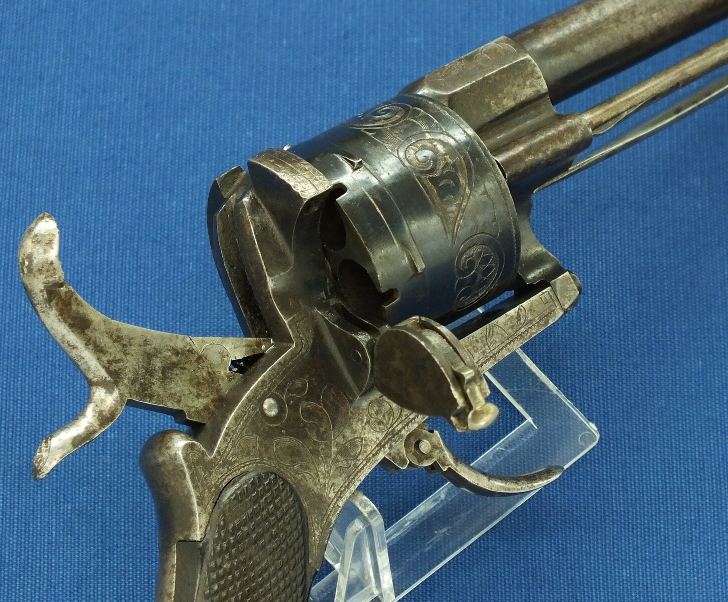 An antique Spanish Lefaucheux type 6 shot Pinfire Revolver with Folding Knife. Signed; Fa DE SERBANDO ORTEGA VITORIA. 12mm Caliber. Length 30cm. In very good condition. Price 950 euro.