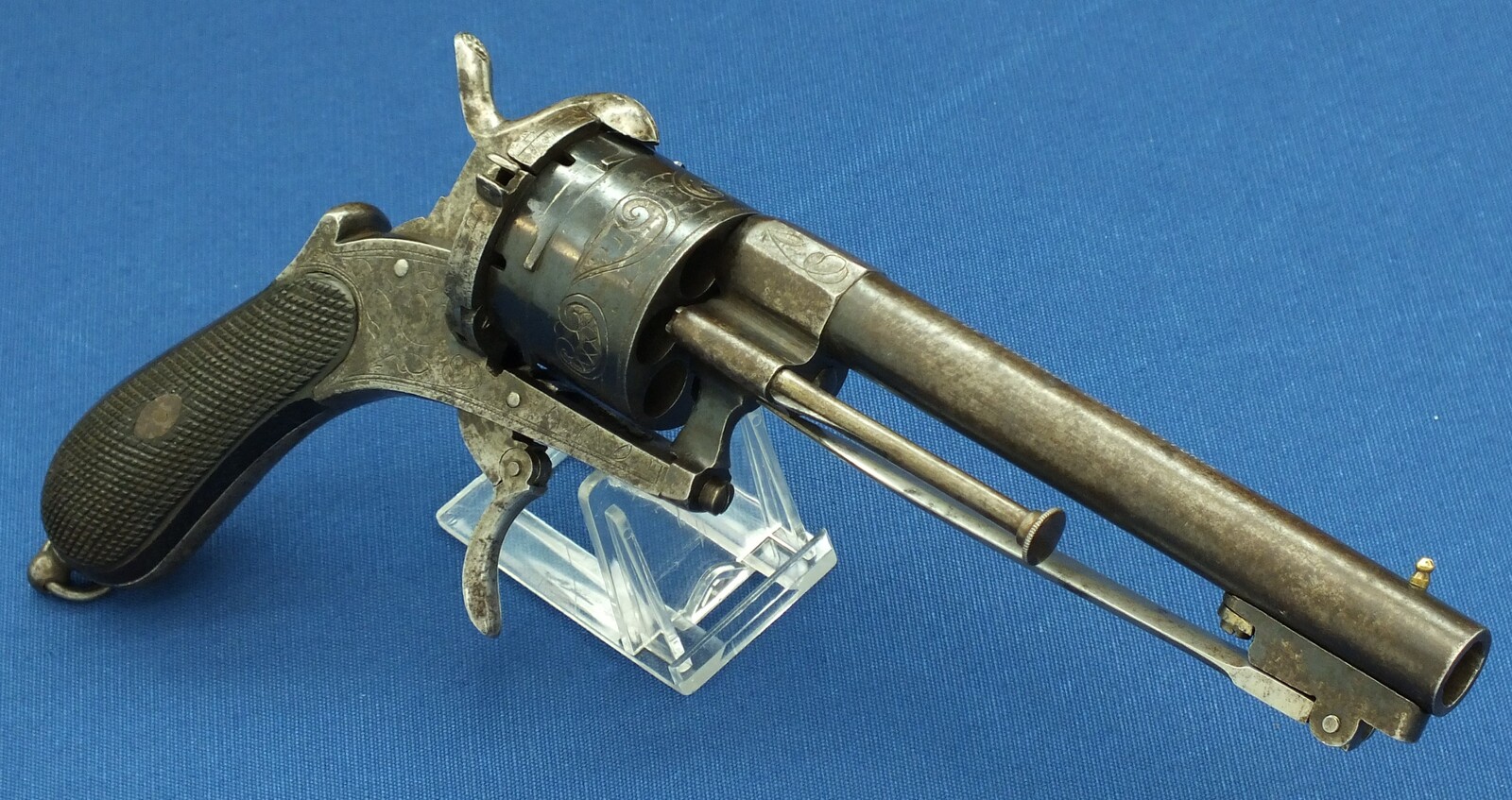 An antique Spanish Lefaucheux type 6 shot Pinfire Revolver with Folding Knife. Signed; Fa DE SERBANDO ORTEGA VITORIA. 12mm Caliber. Length 30cm. In very good condition. Price 950 euro.