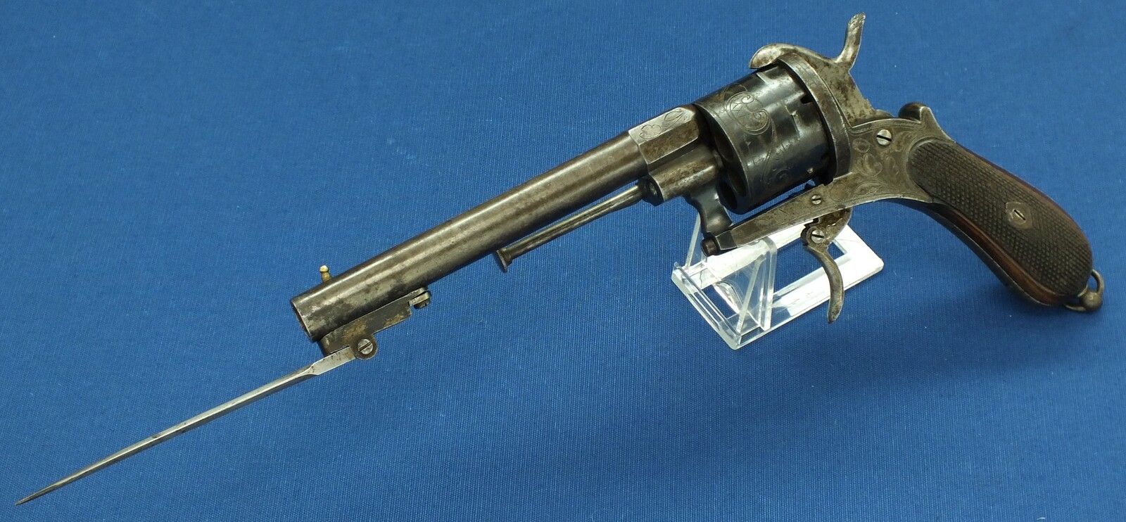 An antique Spanish Lefaucheux type 6 shot Pinfire Revolver with Folding Knife. Signed; Fa DE SERBANDO ORTEGA VITORIA. 12mm Caliber. Length 30cm. In very good condition. Price 950 euro.