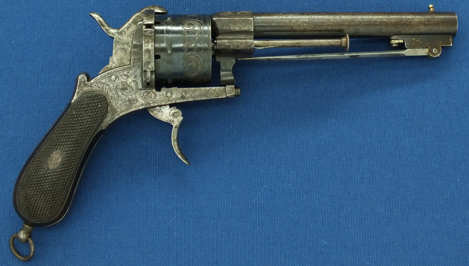 An antique Spanish Lefaucheux type 6 shot Pinfire Revolver with Folding Knife. Signed; Fa DE SERBANDO ORTEGA VITORIA. 12mm Caliber. Length 30cm. In very good condition. Price 950 euro.