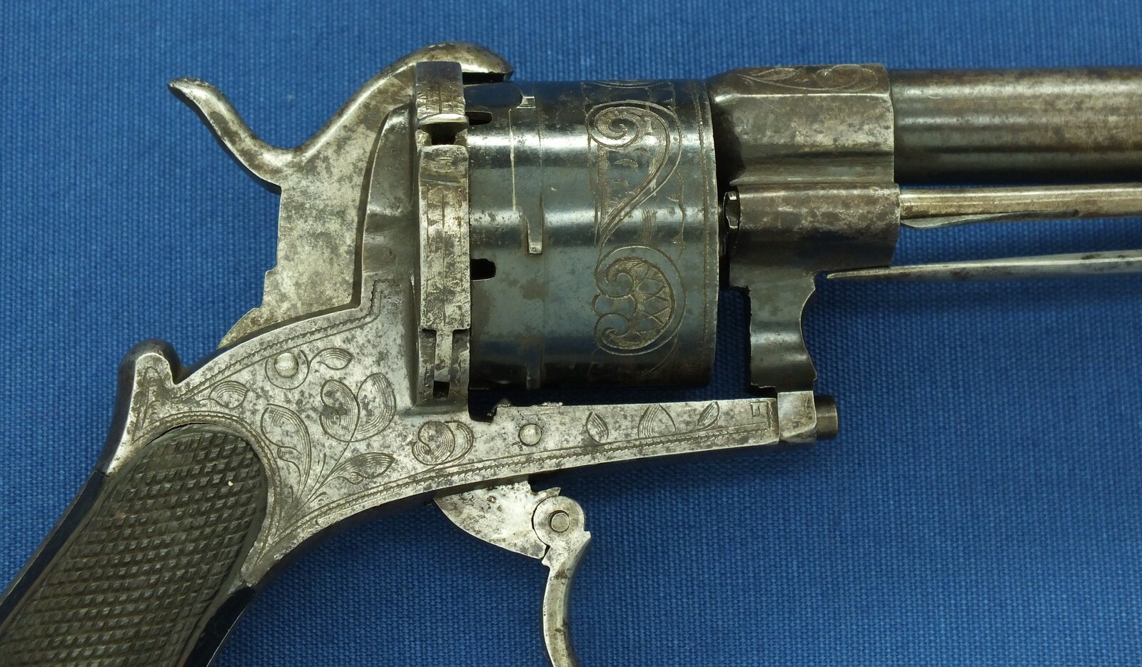 An antique Spanish Lefaucheux type 6 shot Pinfire Revolver with Folding Knife. Signed; Fa DE SERBANDO ORTEGA VITORIA. 12mm Caliber. Length 30cm. In very good condition. Price 950 euro.