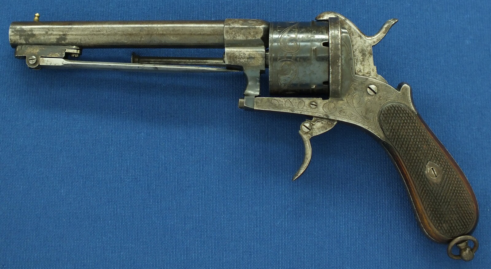 An antique Spanish Lefaucheux type 6 shot Pinfire Revolver with Folding Knife. Signed; Fa DE SERBANDO ORTEGA VITORIA. 12mm Caliber. Length 30cm. In very good condition. Price 950 euro.