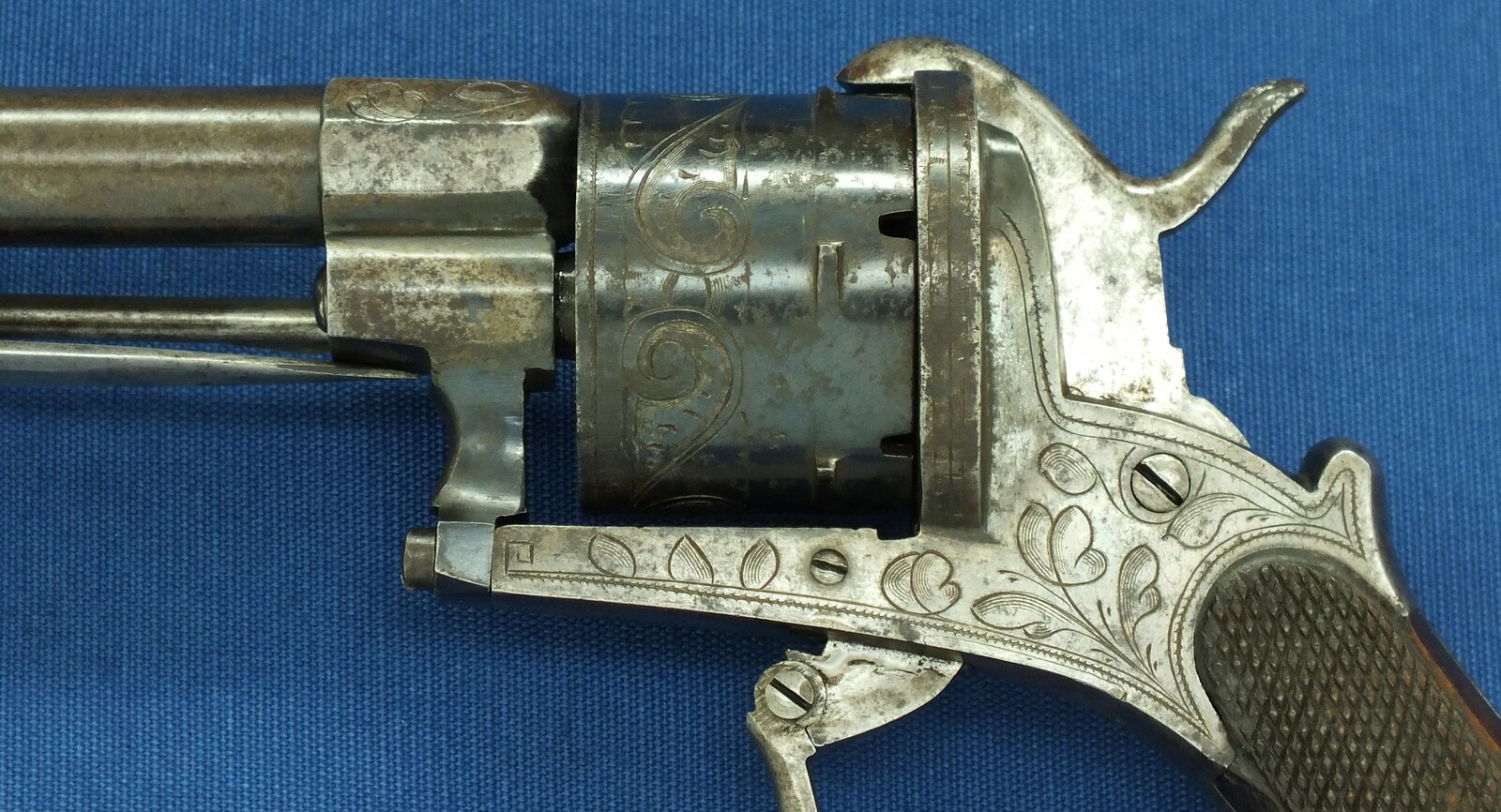 An antique Spanish Lefaucheux type 6 shot Pinfire Revolver with Folding Knife. Signed; Fa DE SERBANDO ORTEGA VITORIA. 12mm Caliber. Length 30cm. In very good condition. Price 950 euro.