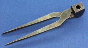An antique Swiss Bullet Mold for Stutzer/Vetterli Rifle. Caliber 10,5mm. Length 20,5cm. Marked Stolz. In very good condition. 