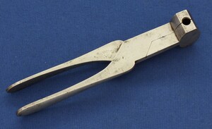 An antique Swiss Bullet Mold with sprue cutter for Stutzer. Caliber 9,5mm. Length 18cm. In very good condition. Price 185 euro.