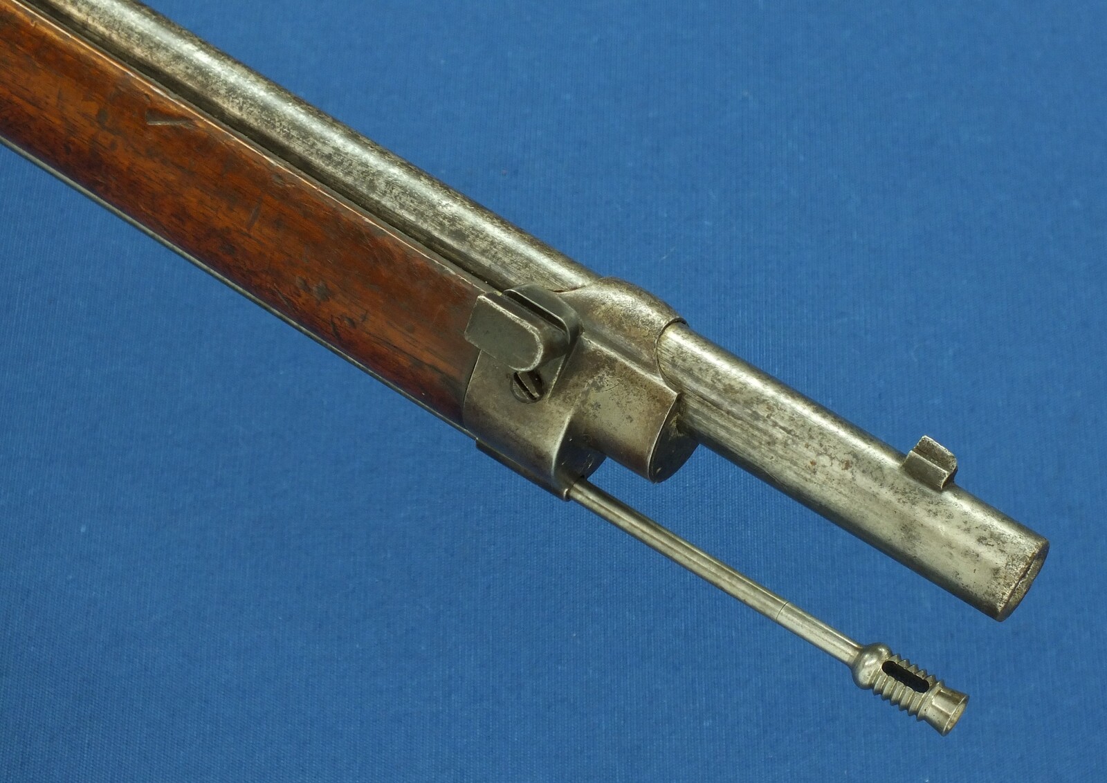 An antique Swiss early type/transitional Model 1878 Vetterli Rilfe. Caliber 10,4x38/Swiss 41 Rimfire. Length 133cm. In very good condition. Price 950 euro