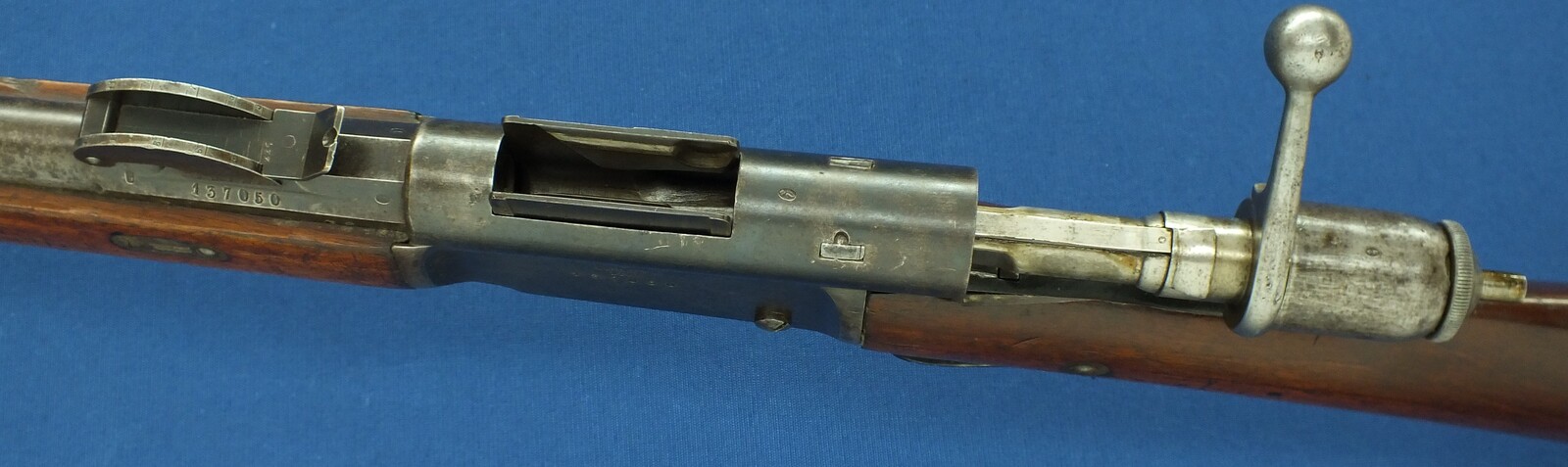 An antique Swiss early type/transitional Model 1878 Vetterli Rilfe. Caliber 10,4x38/Swiss 41 Rimfire. Length 133cm. In very good condition. Price 950 euro