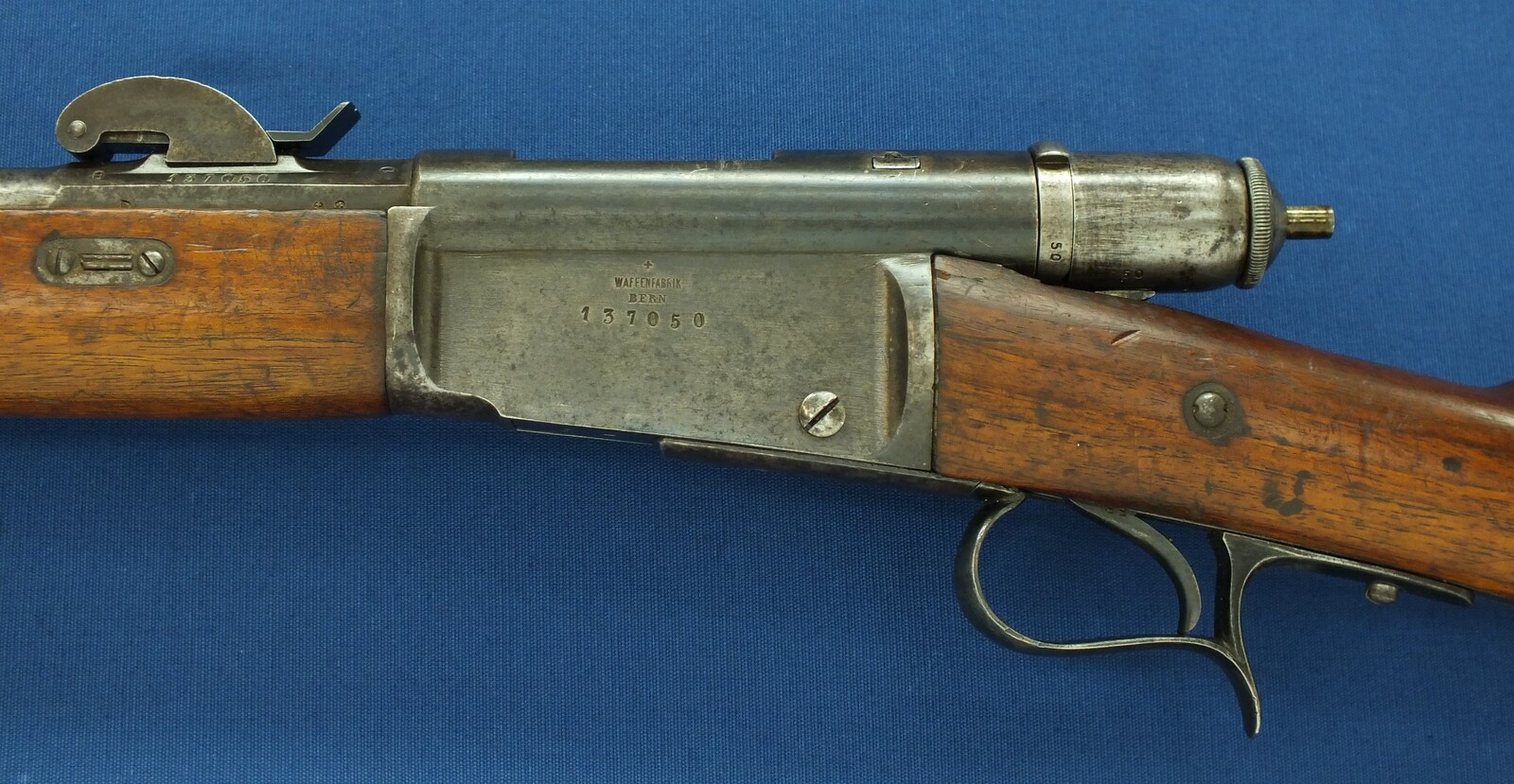 An antique Swiss early type/transitional Model 1878 Vetterli Rilfe. Caliber 10,4x38/Swiss 41 Rimfire. Length 133cm. In very good condition. Price 950 euro