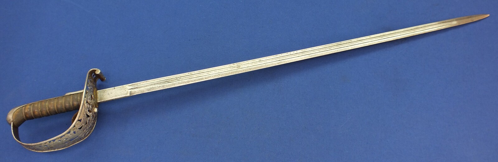 An antique Swiss M1899 infantry officers Sword by Waffenfabrik Neuhausen dated 1908. Length 90cm. In very good condition. 
