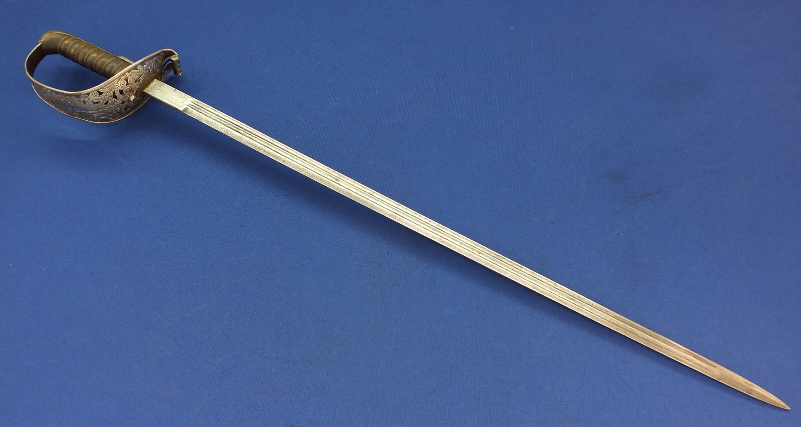An antique Swiss M1899 infantry officers Sword by Waffenfabrik Neuhausen dated 1908. Length 90cm. In very good condition. 