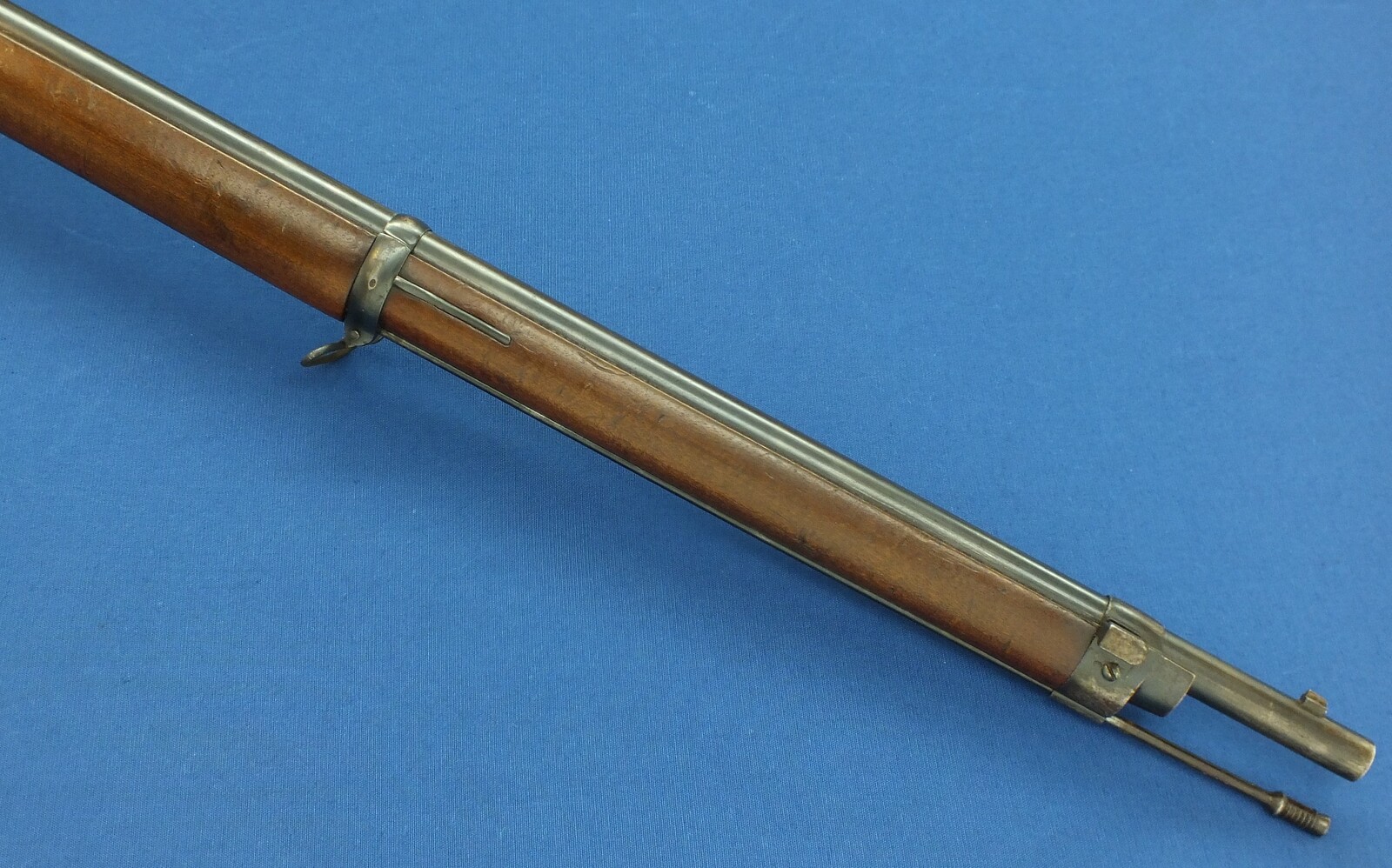 An antique Swiss Vetterli Rifle Model 1871/81. Caliber 10,4x38/Swiss .41. Length 132cm. In very good condition. Price 1.150 euro.