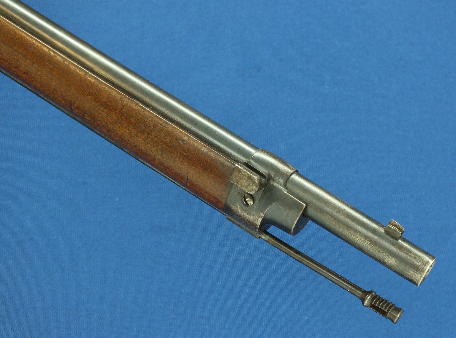An antique Swiss Vetterli Rifle Model 1871/81. Caliber 10,4x38/Swiss .41. Length 132cm. In very good condition. Price 1.150 euro.