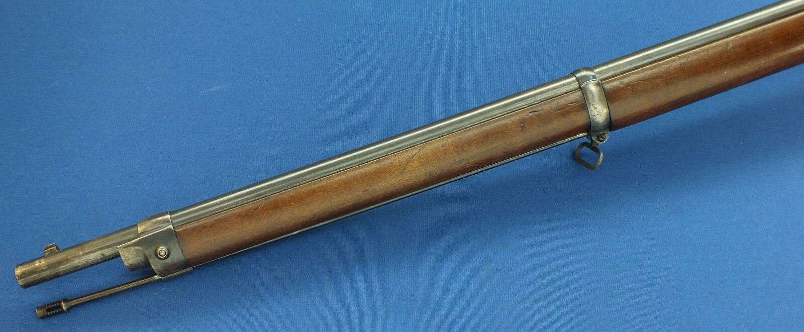 An antique Swiss Vetterli Rifle Model 1871/81. Caliber 10,4x38/Swiss .41. Length 132cm. In very good condition. Price 1.150 euro.