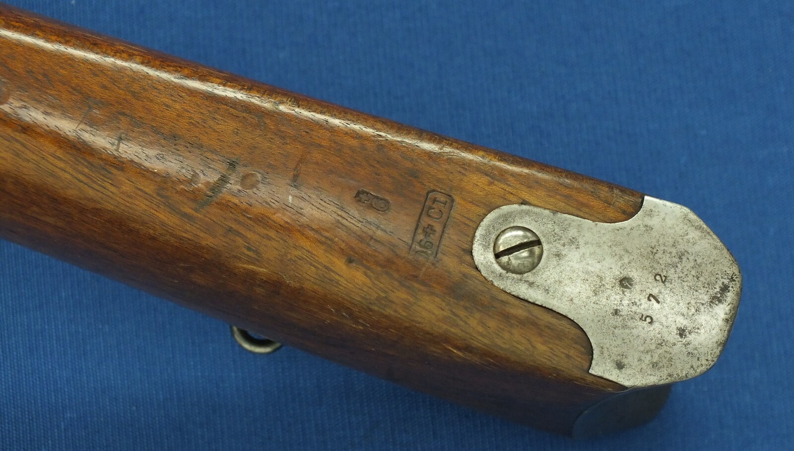 An antique Swiss Vetterli Rifle Model 1871/81. Caliber 10,4x38/Swiss .41. Length 132cm. In very good condition. Price 1.150 euro.