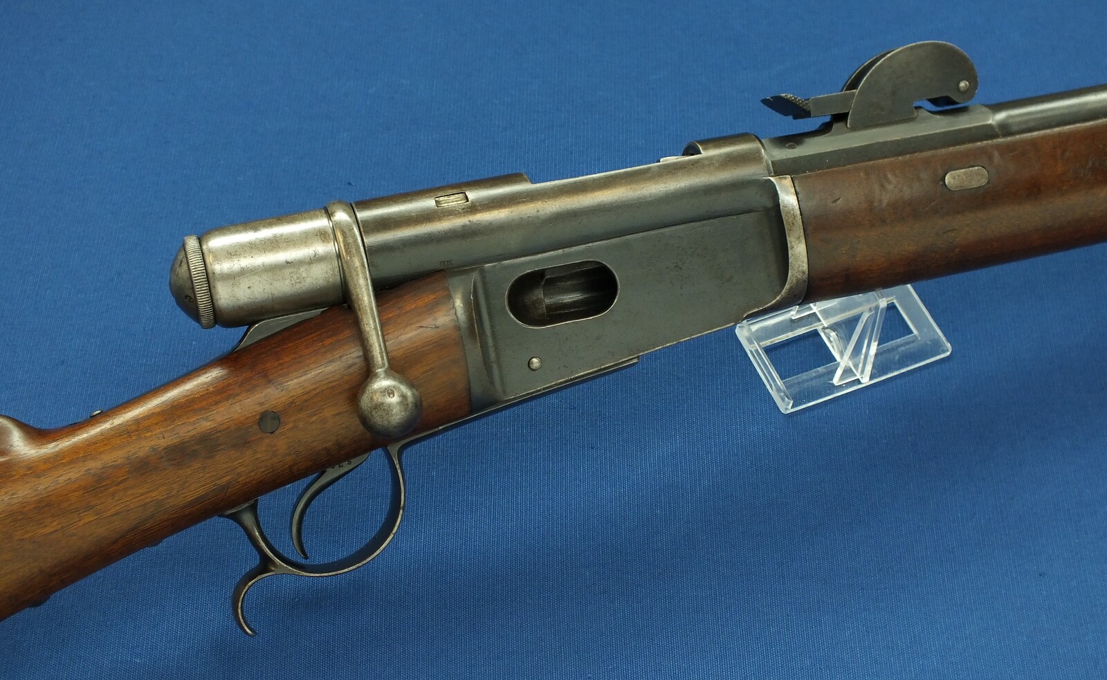 An antique Swiss Vetterli Rifle Model 1871/81. Caliber 10,4x38/Swiss .41 Rimfire. Length 132cm. In very good condition. Price 1.150 euro.