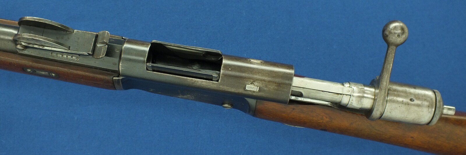 An antique Swiss Vetterli Rifle Model 1871/81. Caliber 10,4x38/Swiss .41 Rimfire. Length 132cm. In very good condition. Price 1.150 euro.