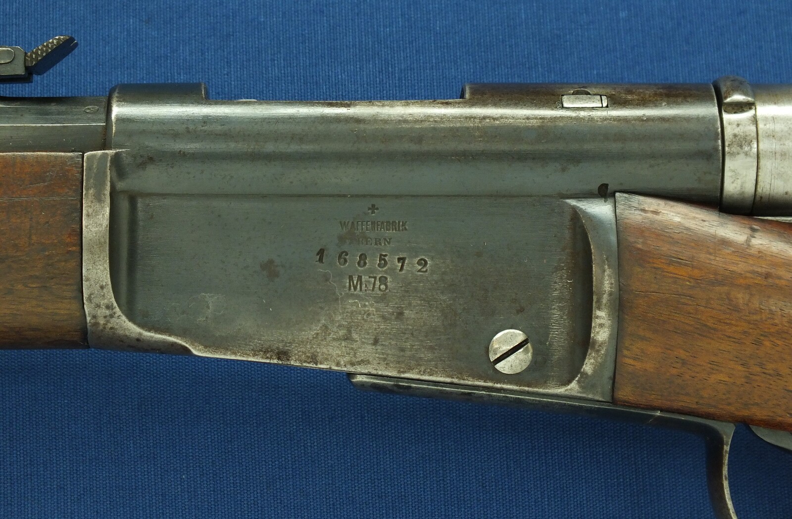 An antique Swiss Vetterli Rifle Model 1871/81. Caliber 10,4x38/Swiss .41 Rimfire. Length 132cm. In very good condition. Price 1.150 euro.