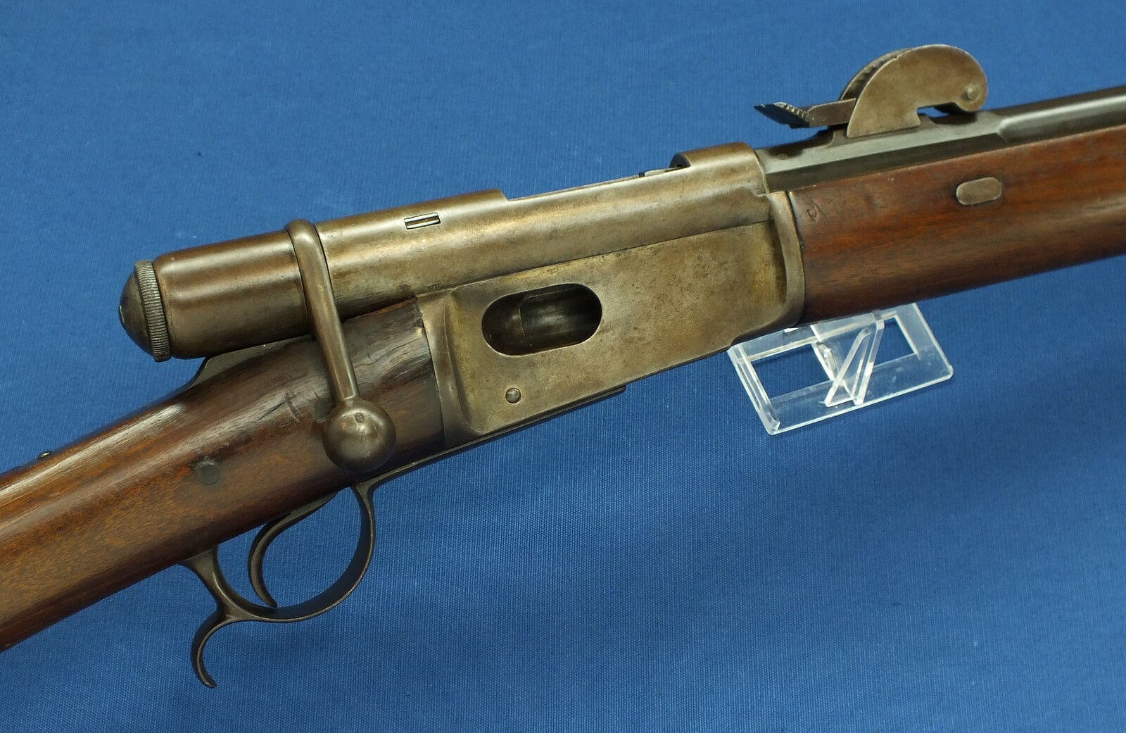 An antique Swiss Vetterli Rifle Model 1881. Caliber 10,4x38/Swiss .41 Rimfire. Length 132cm. In very good condition. Price 850 euro.