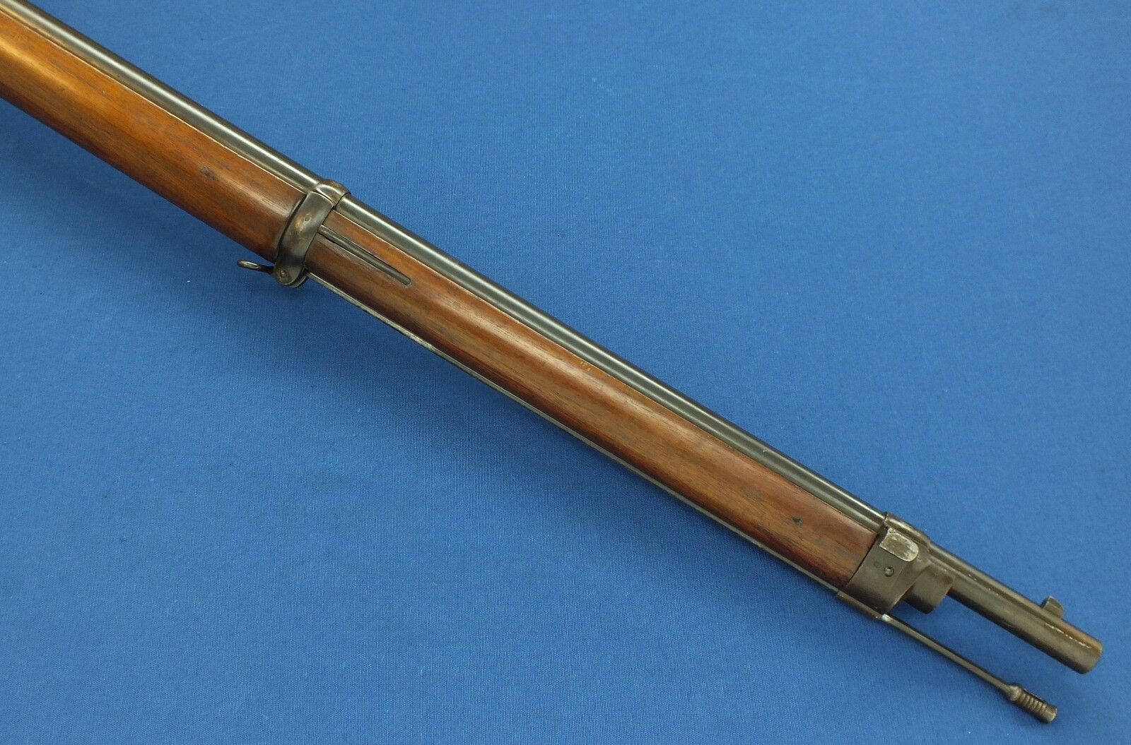 An antique Swiss Vetterli Rifle Model 1881. Caliber 10,4x38/Swiss .41 Rimfire. Length 132cm. In very good condition. Price 850 euro.