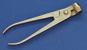 An Antique/vintage large Bullet Mold with sprue cutter. Signed: THE PROTECTOR 12. Caliber 16,5mm. Length 23,5cm. In very good condition. Price 155 euro.