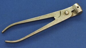 An Antique/vintage large Bullet Mold with sprue cutter. Signed: THE PROTECTOR 16. Caliber 15,5mm. Length 23,5cm. In very good condition. Price 160 euro.