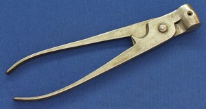 An Antique/vintage large Bullet Mold with sprue cutter. Signed: THE PROTECTOR 16. Caliber 15mm. Length 24cm. In very good condition. Price 150 euro.