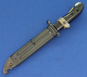 An East German NVA bayonet for AK-47 Kalashnikov. Length 33,5 cm. In very good condition. Price 75 euro