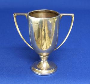 An English Silver Cup, Birmingham 1934, height 9.5 cm, in very good condition. Price 59 euro