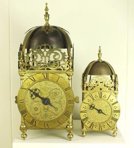 An extremely large English antique late 17th century brass Lantern Clock signed Geo Clarke Londini Fecit. Total height 55 cm. Price 7.500 euro